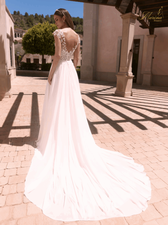 ROBE DENTELLE AVEC BAS FLUIDE