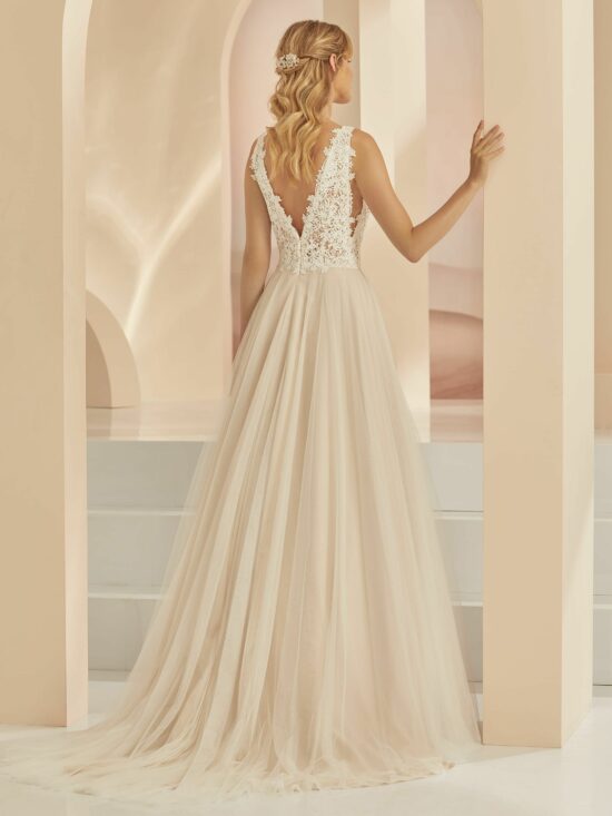 Robe dentelle, couleur nude