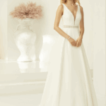 ROBE SIMPLE AVEC DENTELLE SUR LA CEINTURE ET DOS EN V