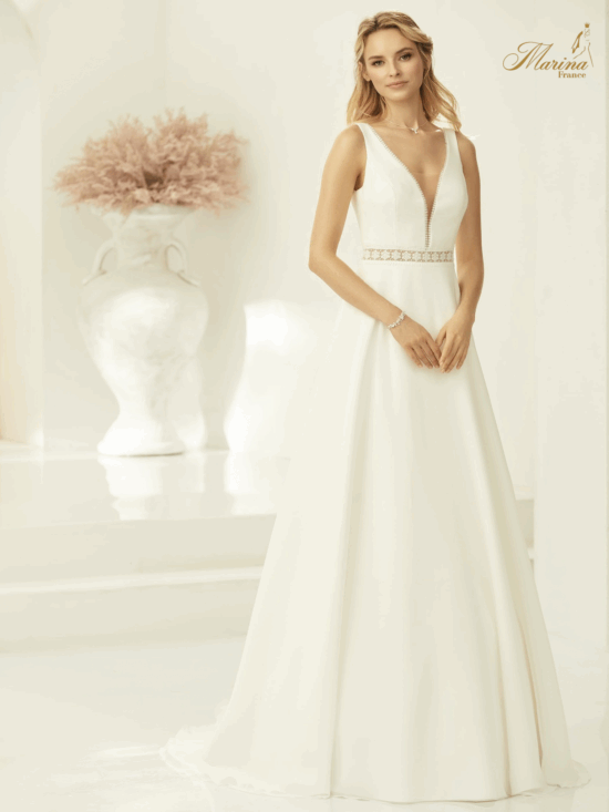 ROBE SIMPLE AVEC DENTELLE SUR LA CEINTURE ET DOS EN V
