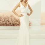 ROBE SIMPLE AVEC DOS EN V ET CEINTURE EN STRASSES