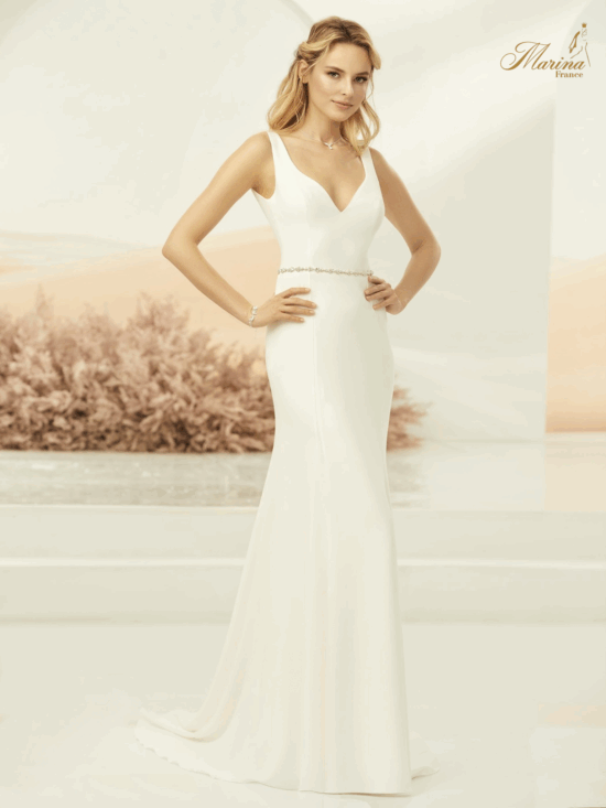ROBE SIMPLE AVEC DOS EN V ET CEINTURE EN STRASSES