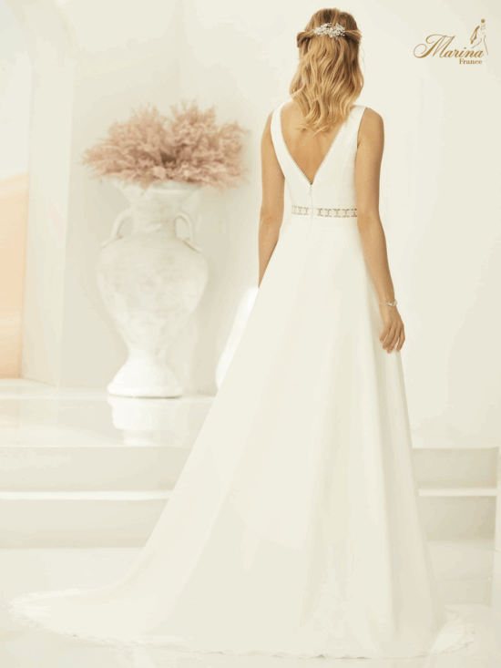 ROBE SIMPLE AVEC DENTELLE SUR LA CEINTURE ET DOS EN V