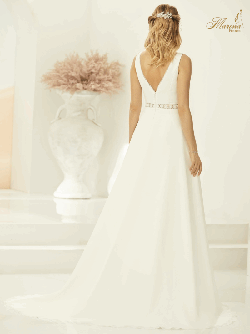 ROBE SIMPLE AVEC DENTELLE SUR LA CEINTURE ET DOS EN V