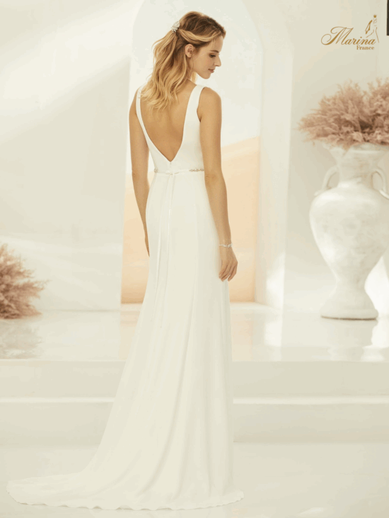 ROBE SIMPLE AVEC DOS EN V ET CEINTURE EN STRASSES