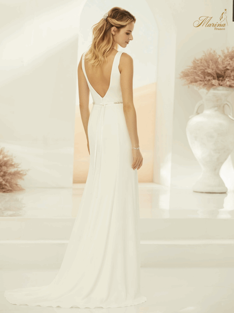 ROBE SIMPLE AVEC DOS EN V ET CEINTURE EN STRASSES