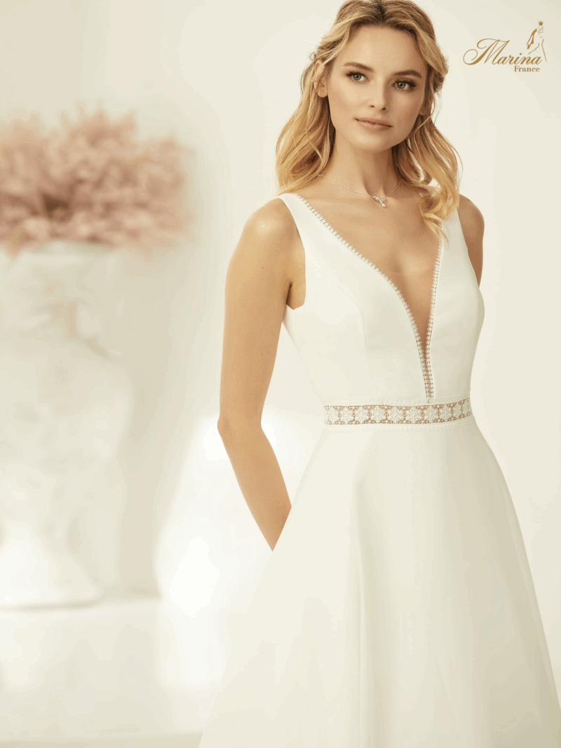 ROBE SIMPLE AVEC DENTELLE SUR LA CEINTURE ET DOS EN V