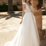 Robe en tulle avec ceinture et Strasses.