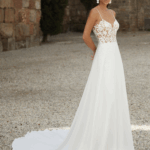 Robe fluide avec dentelle et bretelle fines.