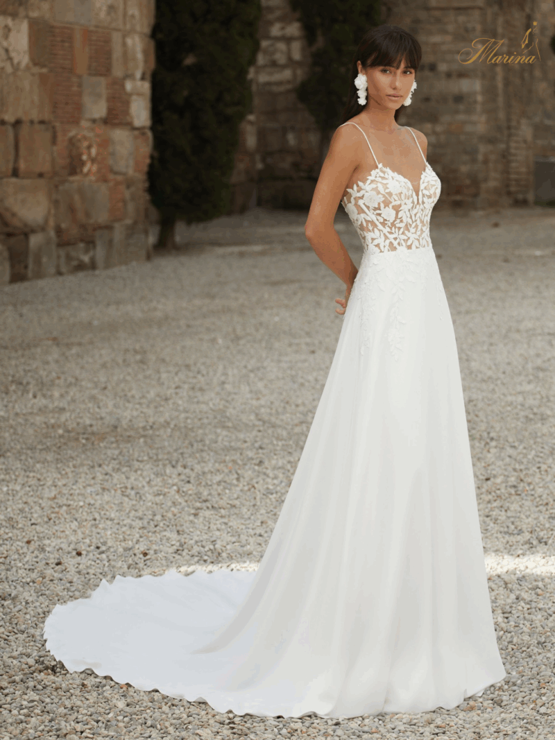 Robe fluide avec dentelle et bretelle fines.