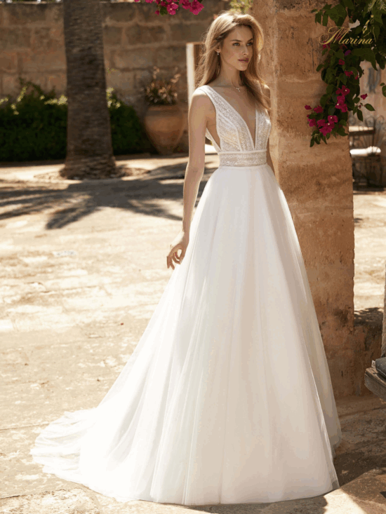 Robe en tulle avec ceinture et Strasses.