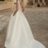 Robe en satin avec fente.