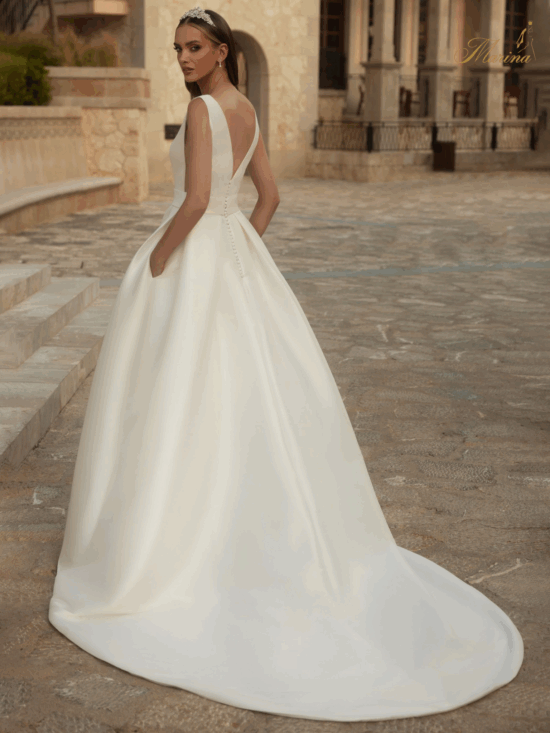 Robe en satin avec fente.