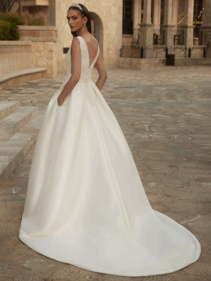 Robe en satin avec fente.