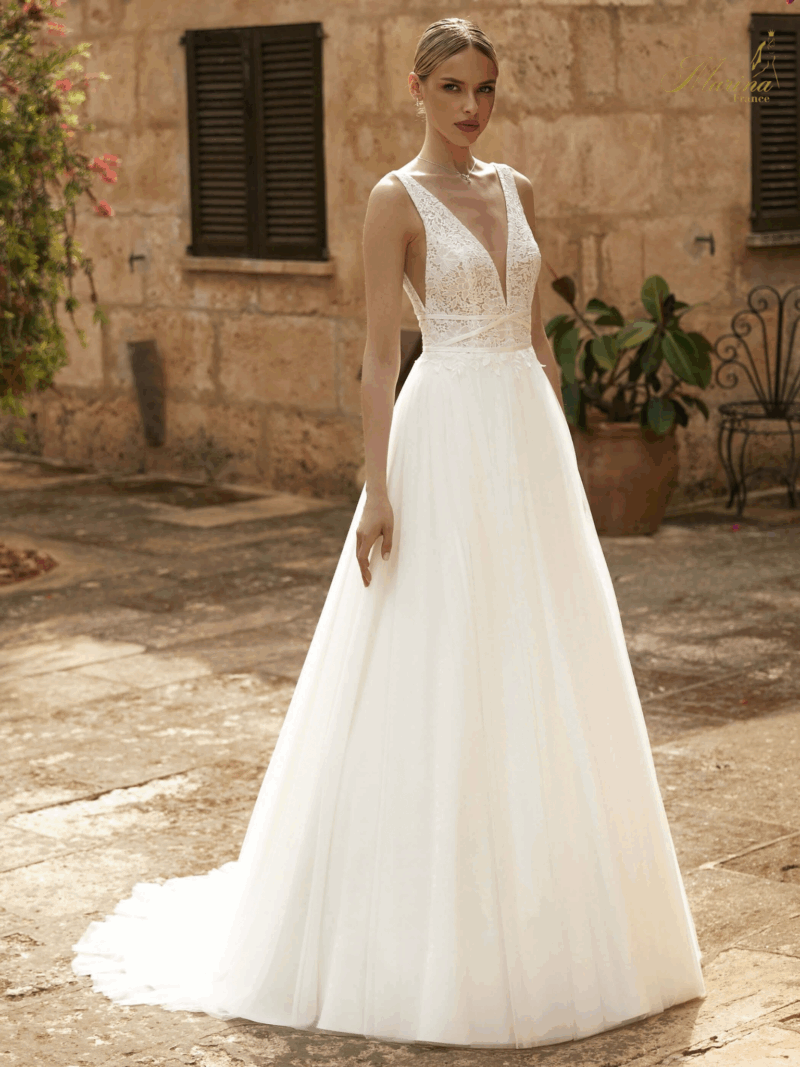Robe bohème avec haut en dentelle et ceinture en satin avec bas en tulle