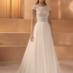 Robe dentelle avec Strasses et dos en Triangle et bas en tulle