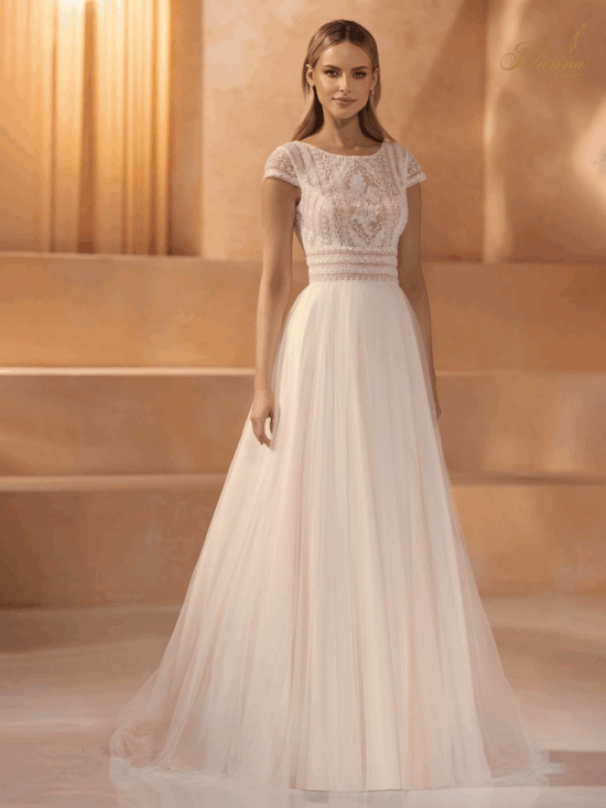 Robe dentelle avec Strasses et dos en Triangle et bas en tulle
