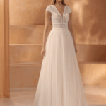 Robe dentelle avec dos en triangle têt bas en tulle