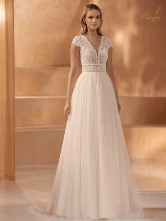 Robe dentelle avec dos en triangle têt bas en tulle