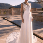 Robe bohème en dentelle et bas en crêpe avec traine avec dentelle