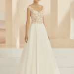 Robe dentelle en transparence