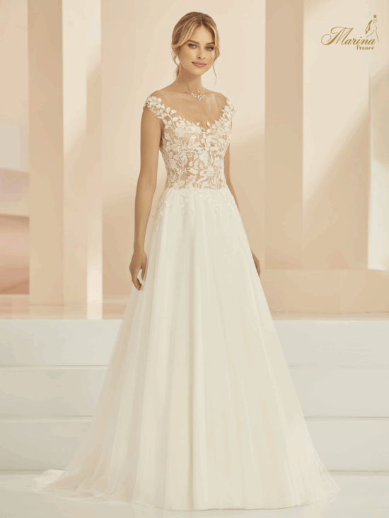 Robe dentelle en transparence