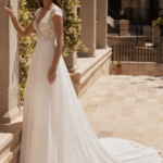 ROBE DENTELLE ET STRASSES AVEC BAS FLUIDE ET DOS TRIANGLE