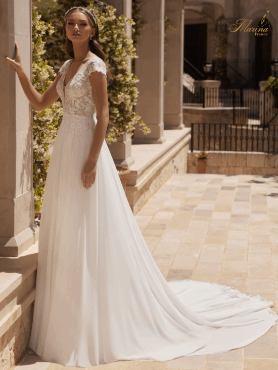 ROBE DENTELLE ET STRASSES AVEC BAS FLUIDE ET DOS TRIANGLE