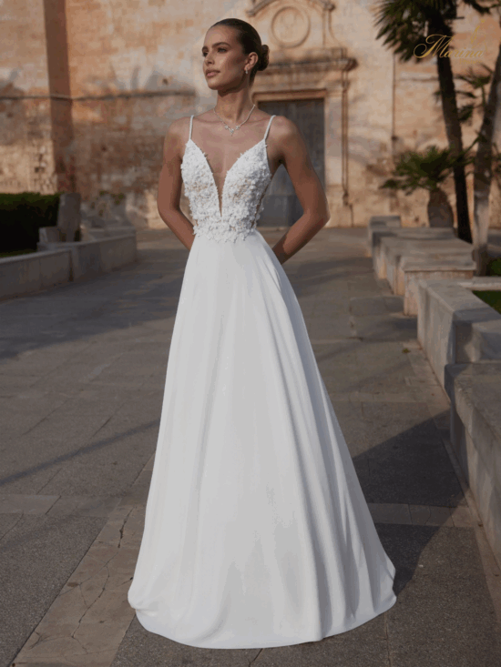 ROBE DENTELLE AVEC BRETELLES FINES ET BAS FLUIDE