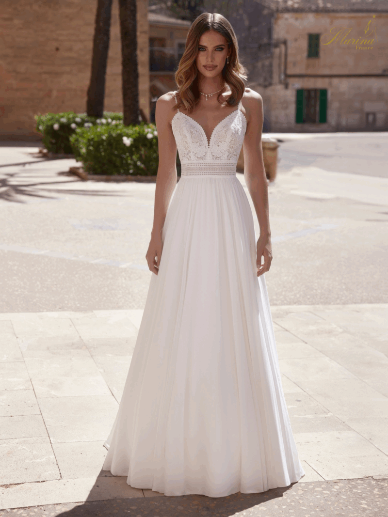 ROBE DENTELLE, BRETELLES FINES ET BAS FLUIDE