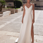 ROBE SIMPLE AVEC BRETELLES FINES ET FENTE