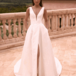 ROBE AVEC MOTIFS DE FLERUS ET FENTE, AVEC CEINTURE ET NOEUD AU DOS