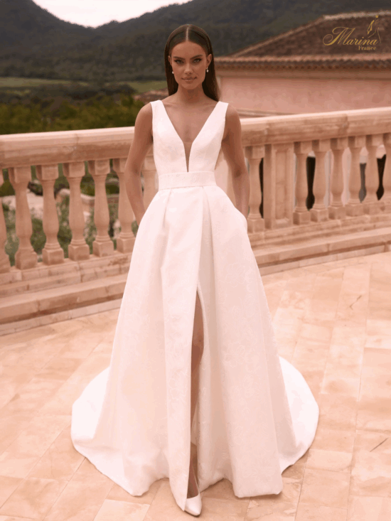 ROBE AVEC MOTIFS DE FLERUS ET FENTE, AVEC CEINTURE ET NOEUD AU DOS