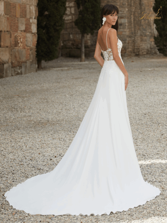Robe fluide avec dentelle et bretelle fines.