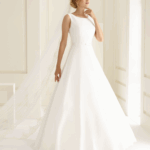 Robe satin avec ceinture , sans décolleté et dos en v