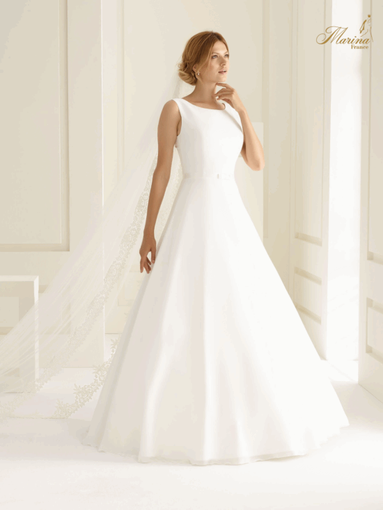 Robe satin avec ceinture , sans décolleté et dos en v