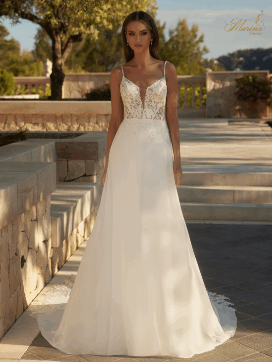 ROBE DENTELLE AVEC BRETELLES FINES ET BAS FLUIDE AEC TRAÎNE EN DENTELLE
