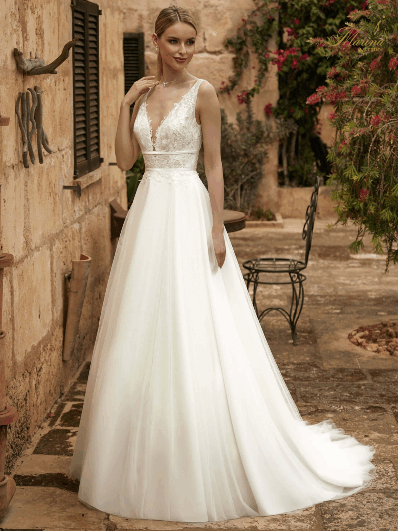 ROBE DENTELLE ET CEINTURE EN SATIN AVEC BAS EN TULLE