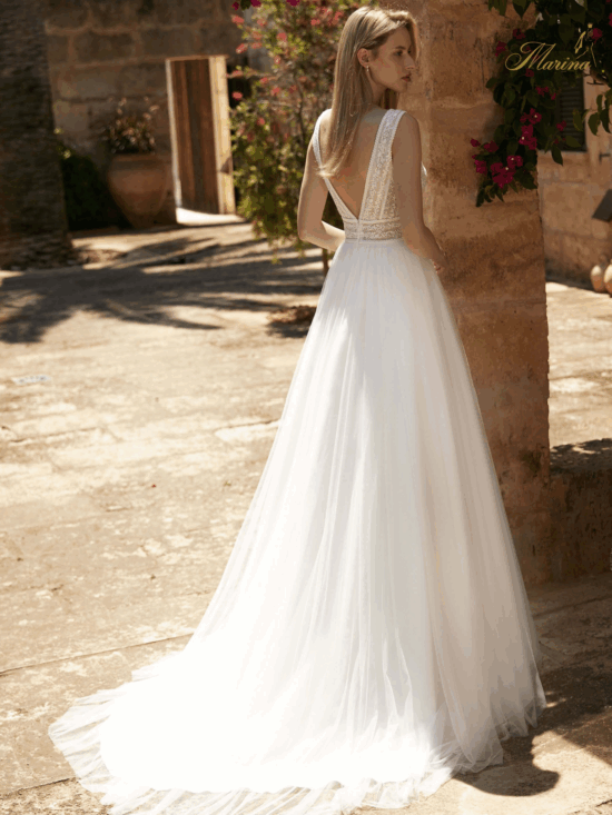 Robe en tulle avec ceinture et Strasses.