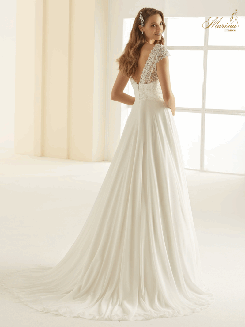 Robe bohème avec dentelle et bas en crêpe fluide
