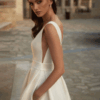 Robe en satin avec fente.