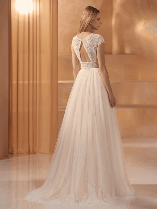 Robe dentelle avec dos en triangle têt bas en tulle