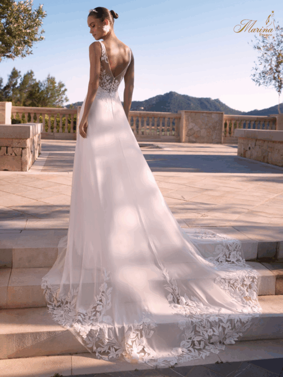 Robe bohème en dentelle et bas en crêpe avec traine avec dentelle