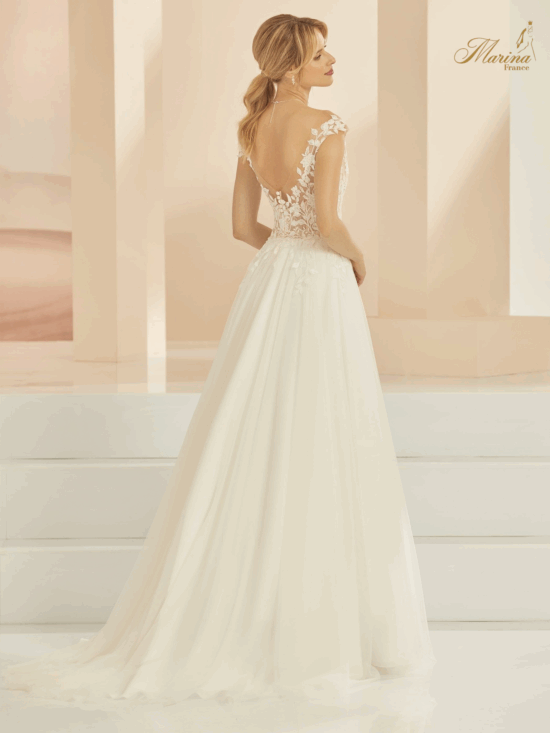 Robe dentelle en transparence