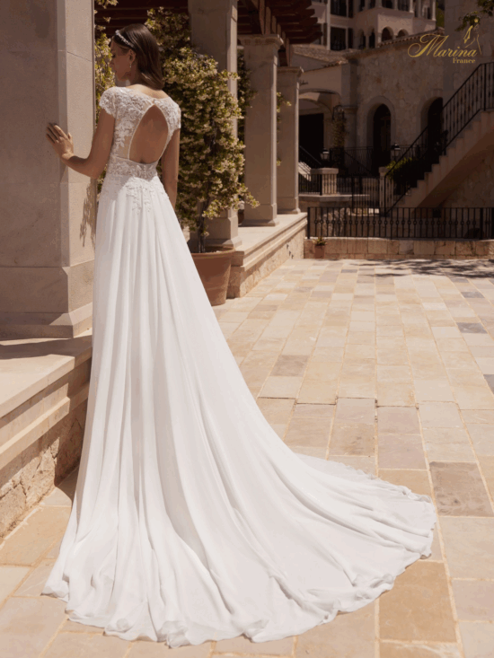 ROBE DENTELLE ET STRASSES AVEC BAS FLUIDE ET DOS TRIANGLE