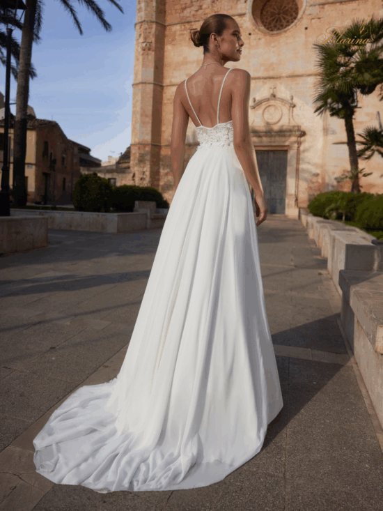 ROBE DENTELLE AVEC BRETELLES FINES ET BAS FLUIDE
