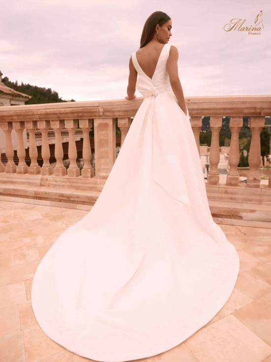 ROBE AVEC MOTIFS DE FLERUS ET FENTE, AVEC CEINTURE ET NOEUD AU DOS