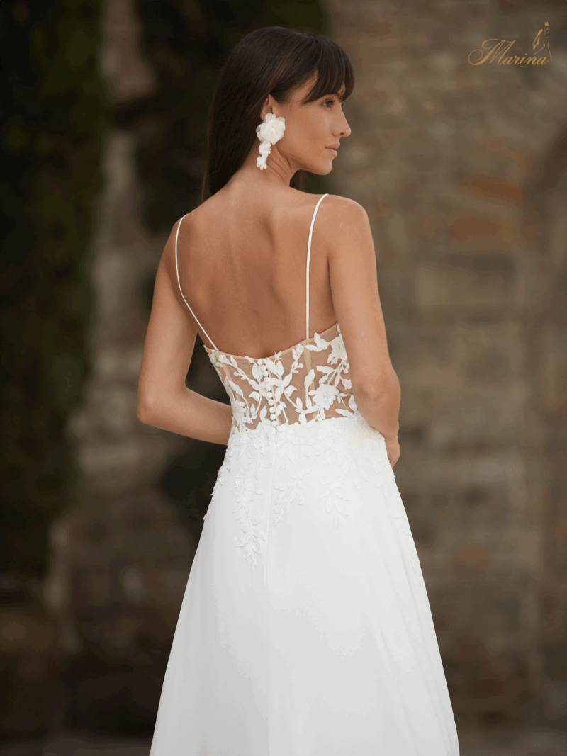 Robe fluide avec dentelle et bretelle fines.