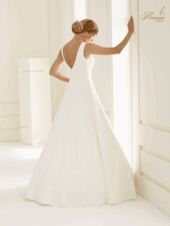 Robe satin avec ceinture , sans décolleté et dos en v