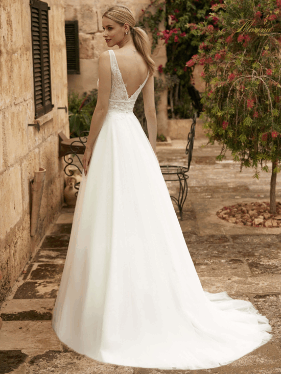 ROBE DENTELLE ET CEINTURE EN SATIN AVEC BAS EN TULLE